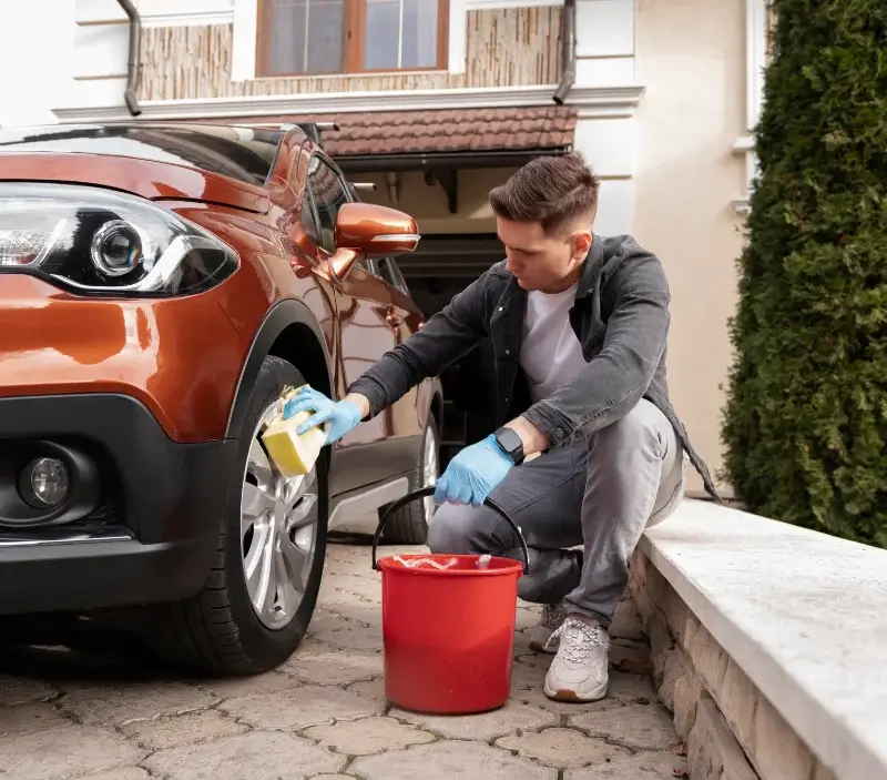 Lavage auto à domicile Saint-Vincent-sur-Oust : professionnel intervenant sur un véhicule